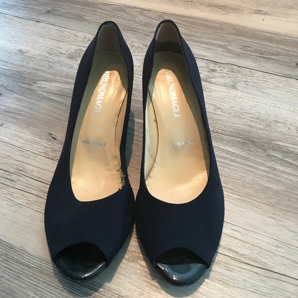Bruno Magli navy shoes. - Picture 2 of 7